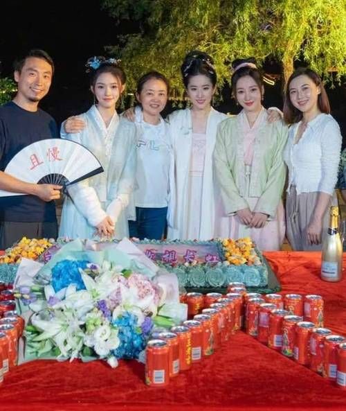 刘亦菲柳岩杀青照曝光 两位女神同框画面太养眼