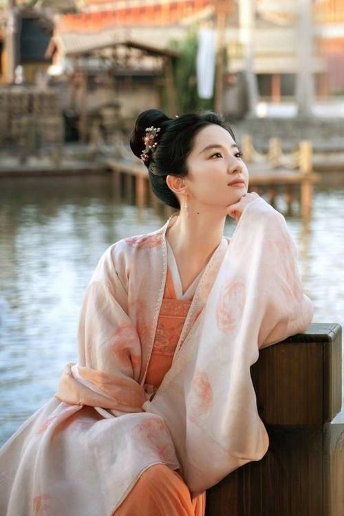 刘亦菲柳岩杀青照曝光 两位女神同框画面太养眼