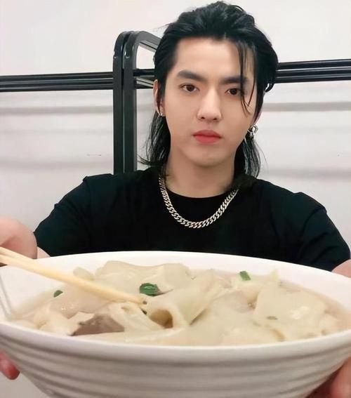 吴亦凡晒大碗宽面成焦点 这波操作太圈粉