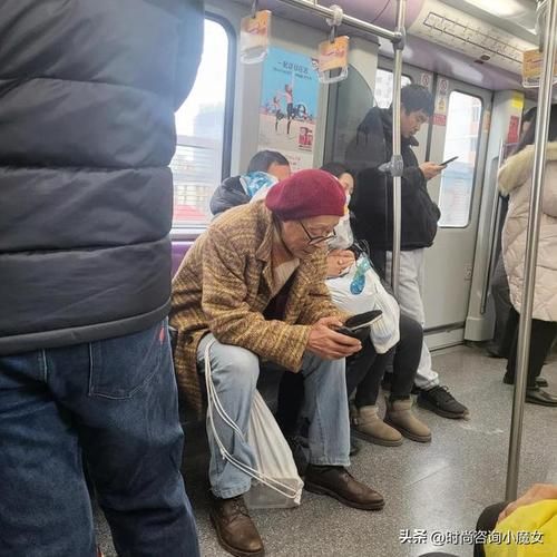 地铁老爷爷看手机走红网络 网友直呼太真实了