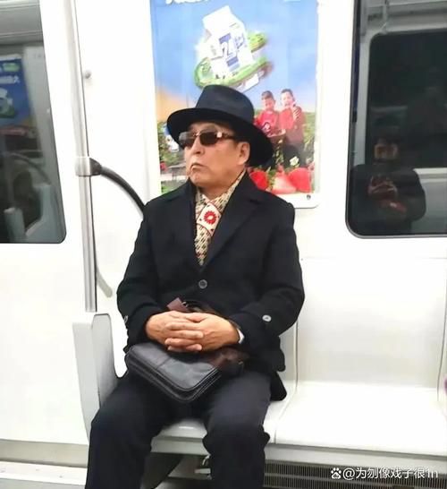 地铁老爷爷看手机走红网络 网友直呼太真实了