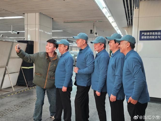 地铁老爷爷看手机走红网络 网友直呼太真实了