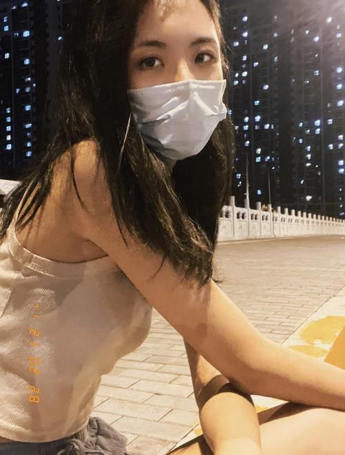 微博江湖默默照片走红 网友热议背后的秘密
