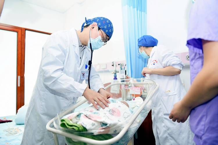 最小存活婴儿出院记 专家揭秘早产儿救治全过程
