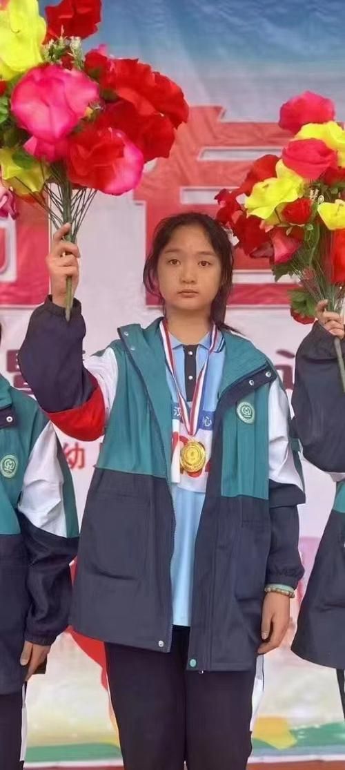 13岁女生指挥撤离获表彰 勇敢行为感动无数人