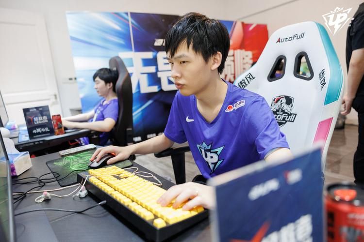 lol omg战队训练日常 职业选手是怎么练出来的