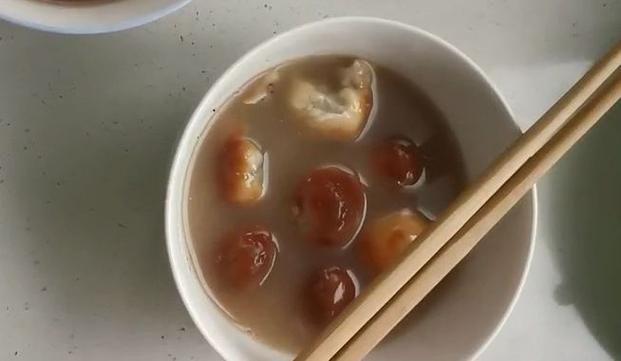 变红的汤圆可以吃吗 专家解答颜色变化是否安全