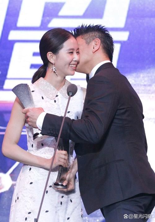 吴奇隆刘诗诗跨年演唱会现场视频流出