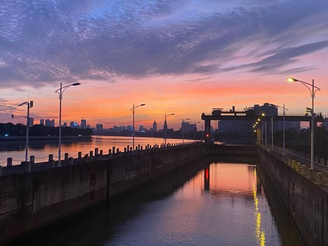 夕阳染红的街道图片下载 高清黄昏美景收藏