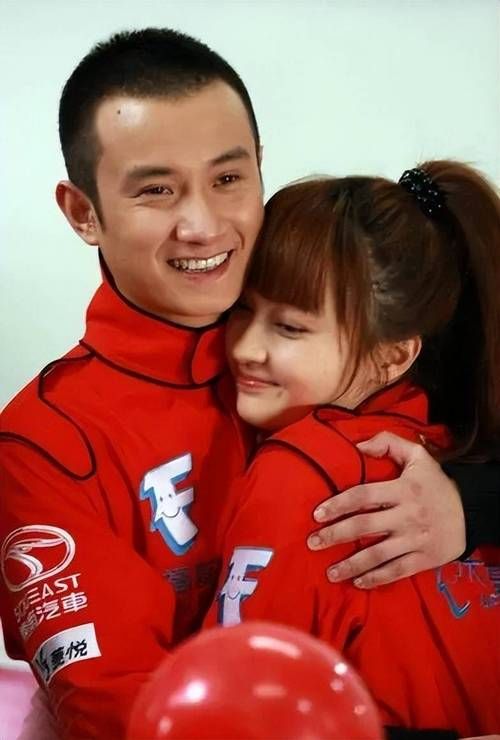 姚笛老公与美女挽手同行 婚姻现状引猜测