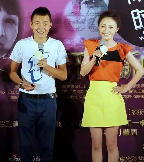 姚笛老公与美女挽手同行 婚姻现状引猜测