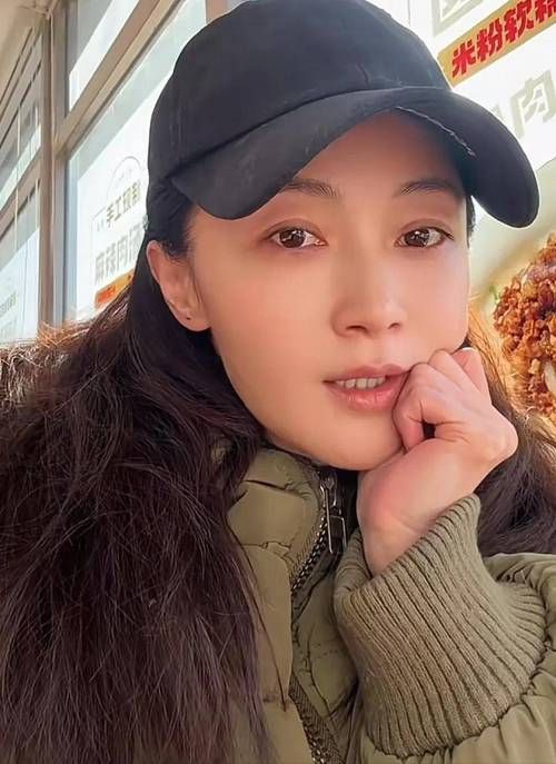 姚笛老公与美女挽手同行 婚姻现状引猜测