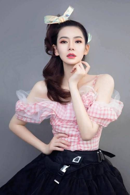 戚薇个人资料及图片曝光 揭秘她的家庭背景和成名之路