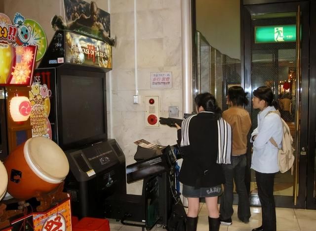 死亡之屋3：老父亲倾尽所有来救你，你却拿枪口对准他？