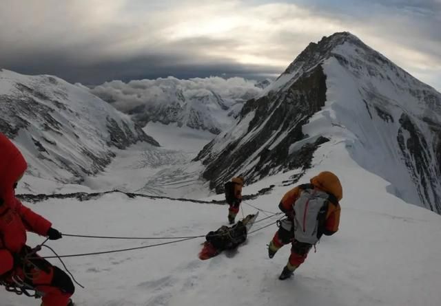 花百万带上千个兄弟爬珠穆朗玛峰，辽宁小伙火了，称是义务劳动