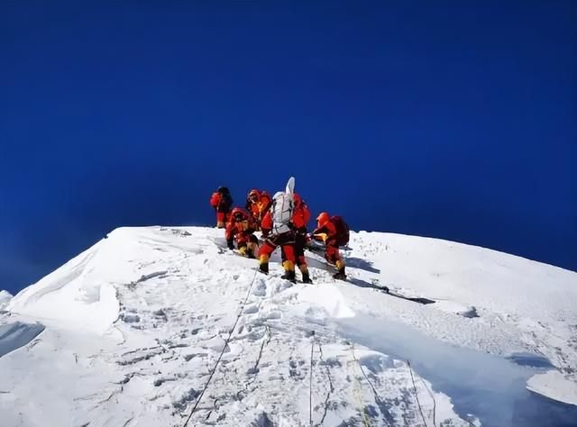 花百万带上千个兄弟爬珠穆朗玛峰,辽宁小伙火了,称是义务劳动