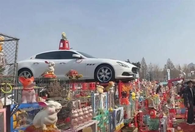 30元套圈搏“玛莎拉蒂”,现在这地摊小游戏玩这么大?