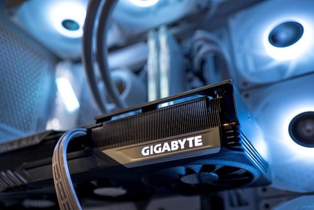 Super超能力加持，RTX 4070 SUPER 魔鹰再战未来