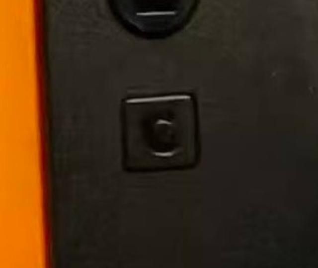 Switch 2的Joy-Con手柄照片泄露：主体黑色配橙色腕带