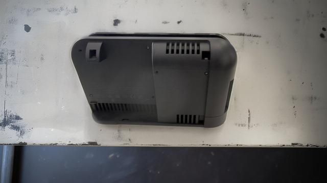 Switch 2的Joy-Con手柄照片泄露:主体黑色配橙色腕带