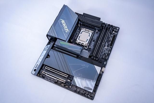 Ultra 7 265K+RTX 5080帧数狂飙！技嘉电竞主机实测
