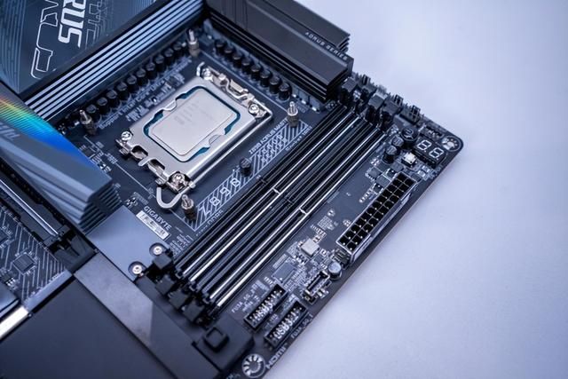 Ultra 7 265K+RTX 5080帧数狂飙！技嘉电竞主机实测