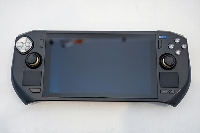 X86掌机生态的新玩家：索泰ZONE掌机首发评测