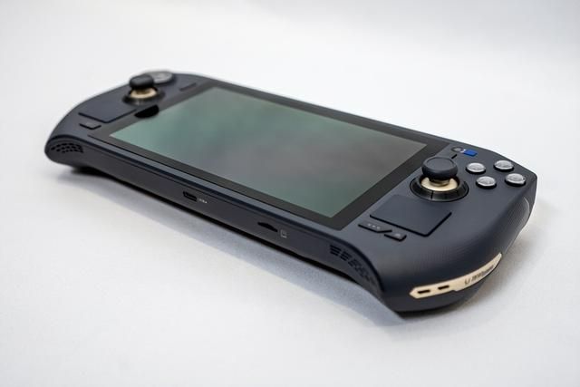 X86掌机生态的新玩家：索泰ZONE掌机首发评测