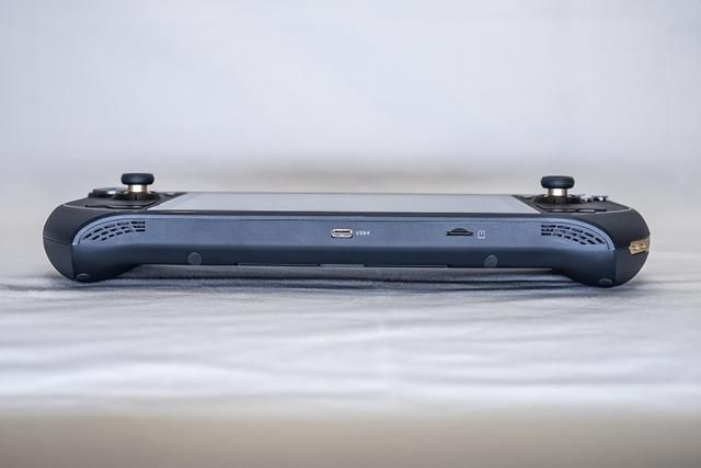 X86掌机生态的新玩家：索泰ZONE掌机首发评测