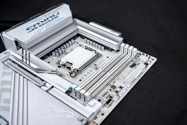 Z890 AORUS PRO ICE：与酷睿Ultra 9共舞的高性能平台