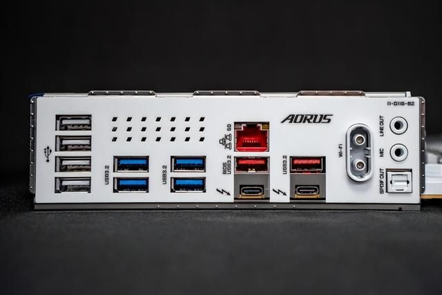 Z890 AORUS PRO ICE：与酷睿Ultra 9共舞的高性能平台