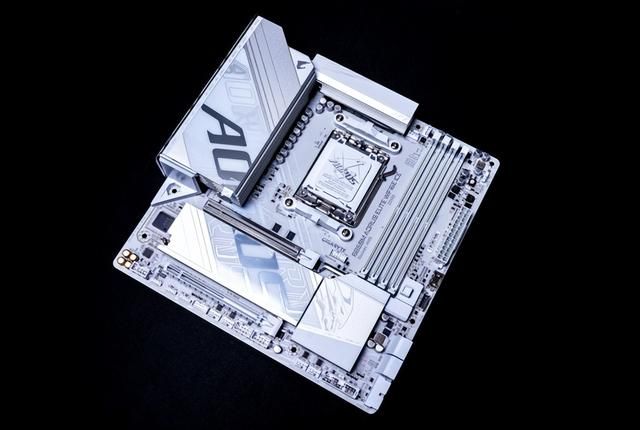 Zen5新伴侣:技嘉B850M AORUS ELITE WIFI6E ICE评测
