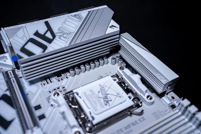 Zen5新伴侣:技嘉B850M AORUS ELITE WIFI6E ICE评测