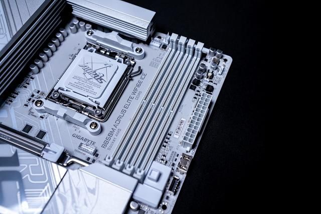 Zen5新伴侣:技嘉B850M AORUS ELITE WIFI6E ICE评测