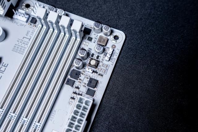 Zen5新伴侣:技嘉B850M AORUS ELITE WIFI6E ICE评测