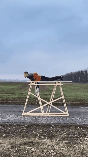 “战斗民族”的老哥,靠在抖音上“作死”走红