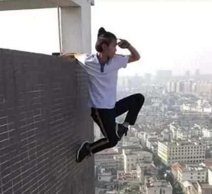 “战斗民族”的老哥,靠在抖音上“作死”走红