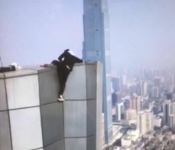 “战斗民族”的老哥,靠在抖音上“作死”走红