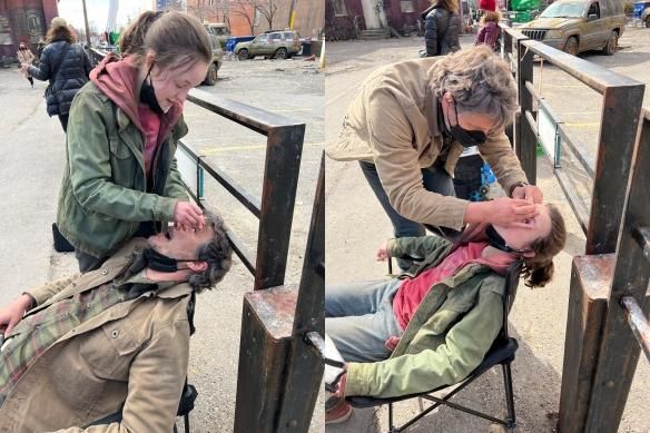 《最后生还者》艾莉演员晒照片：开心地背着乔尔爸爸