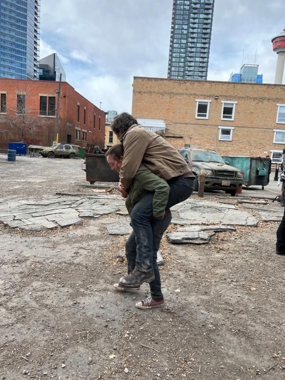 《最后生还者》艾莉演员晒照片:开心地背着乔尔爸爸