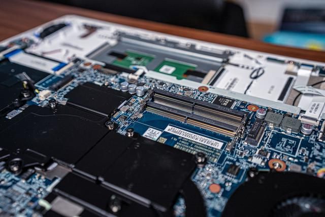 光影未来：七彩虹隐星P15 2024游戏本评测