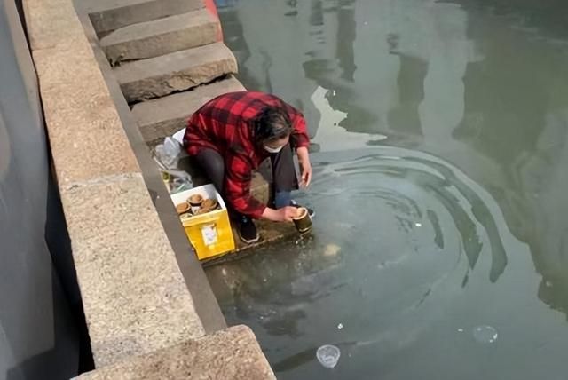 全网爆火的竹筒奶茶，买过一杯就不想再来第二杯