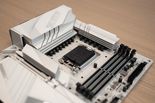 十四代酷睿的旗舰座驾:技嘉Z790冰雕X主板评测