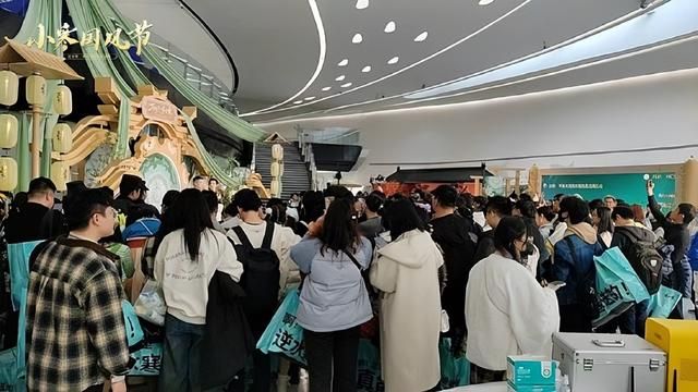 参加完这场漫展，人手拉走了5斤重的周边