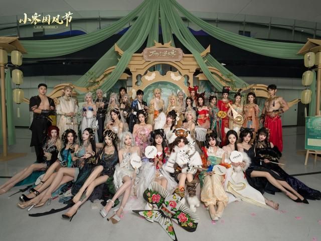 参加完这场漫展，人手拉走了5斤重的周边