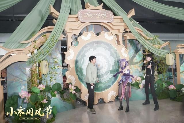 参加完这场漫展，人手拉走了5斤重的周边