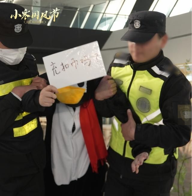 参加完这场漫展，人手拉走了5斤重的周边