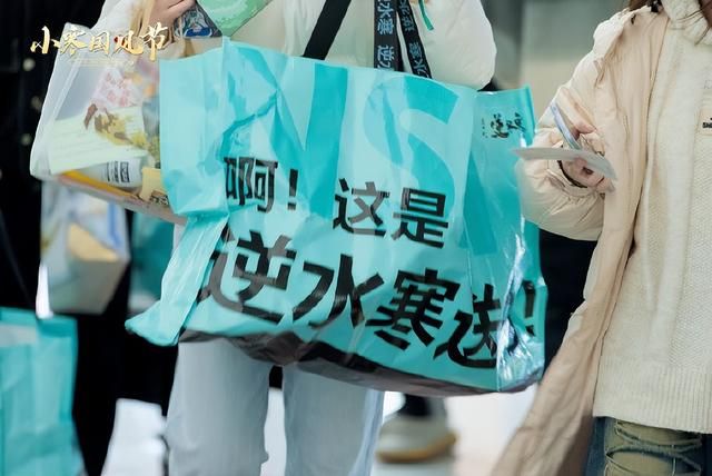 参加完这场漫展，人手拉走了5斤重的周边