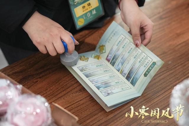 参加完这场漫展，人手拉走了5斤重的周边