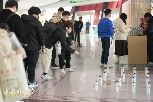 参加完这场漫展，人手拉走了5斤重的周边